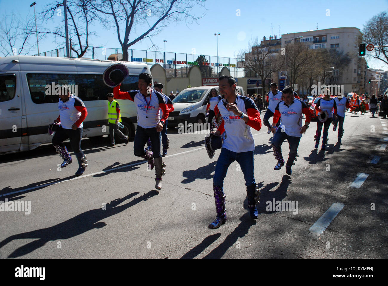 Madrid, Spagna, 2 Marzo 2019: sfilata di carnevale, membri di Fraternidad San Simon dancing Foto Stock