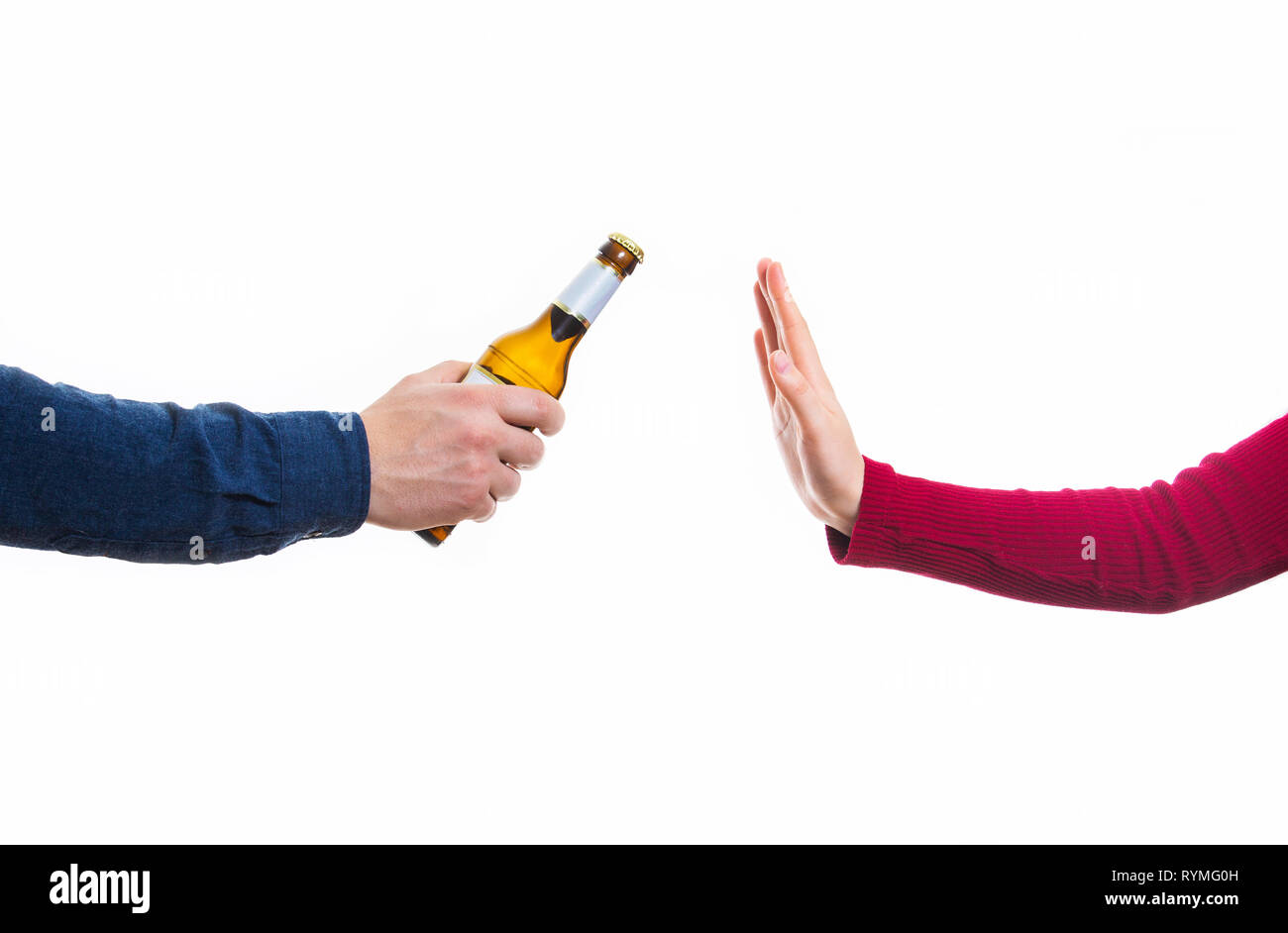 Close up dei maschi di mani tenendo una bottiglia di birra e di proporla a una donna isolato su sfondo bianco. Braccio umano rifiuto gesto, respingere l'alcool, Foto Stock