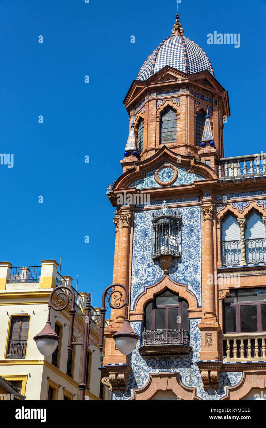 Ornato di mattoni con blu e piastrelle bianche nel centro storico di Siviglia, Spagna Foto Stock
