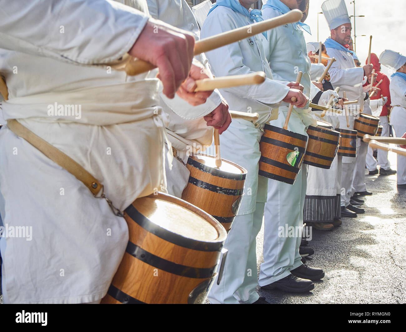 I cuochi batteristi drumming presso la Tamborrada, tamburo sfilata che ha celebrato il giorno di San Sebastiano, patrono festa di San Sebastian. Guipuzcoa, Spagna Foto Stock