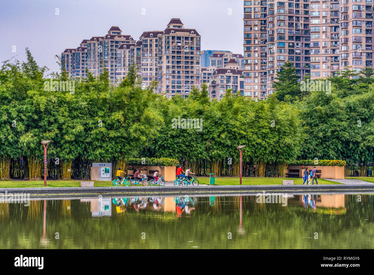 FOSHAN, Cina, 21 ottobre: questa è una vista del lago Qiandeng park, un famoso lago situato in downtown area su ottobre 21, 2018 in Foshan Foto Stock