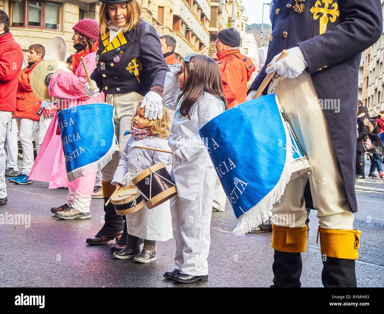 I soldati e i cuochi batteristi drumming presso la Tamborrada, tamburo sfilata che ha celebrato il giorno di San Sebastiano, patrono festa di San Sebastian. Foto Stock