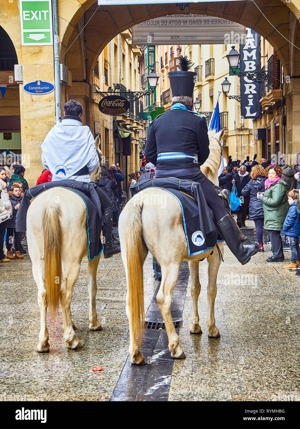 Soldato e acqua-carrier a cavallo presso la Tamborrada, tamburo sfilata che ha celebrato il giorno di San Sebastiano, Paese Basco, Guipuzcoa. Spagna. Foto Stock
