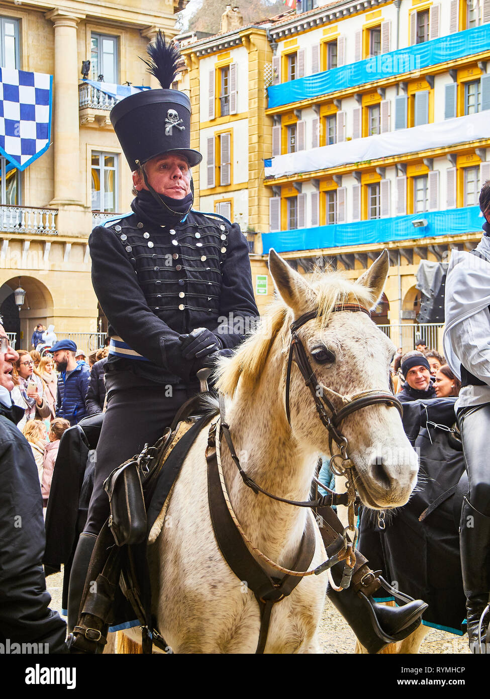 Soldato a cavallo presso la Tamborrada, tamburo sfilata che ha celebrato il giorno di San Sebastiano, Paese Basco, Guipuzcoa. Spagna. Foto Stock