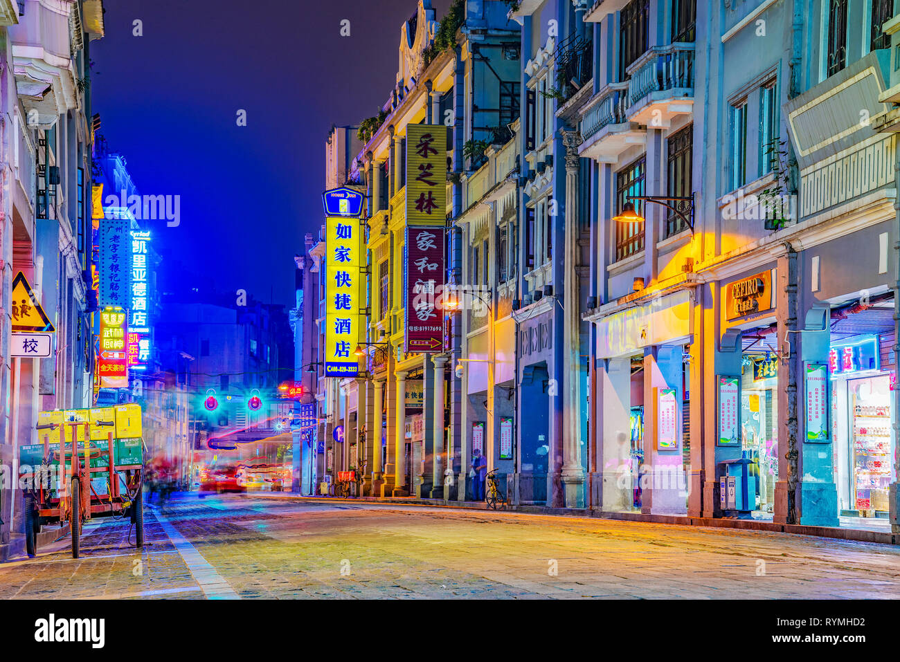 GUANGZHOU, Cina - 22 ottobre: edifici tradizionali a Sanxiajiu strada pedonale, una famosa strada dello shopping nel centro cittadino di area su ottobre 22, 201 Foto Stock