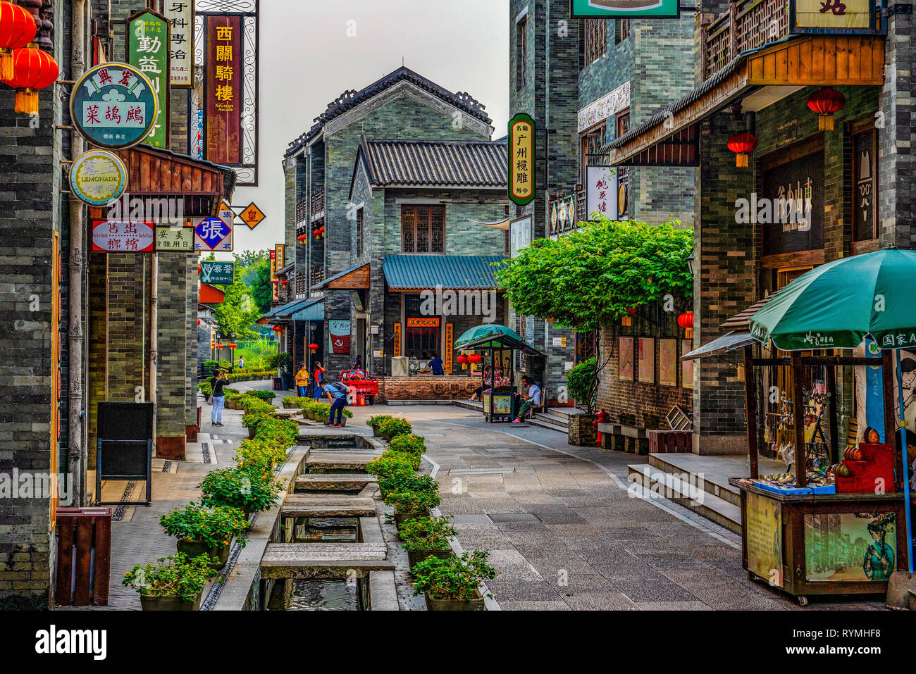 GUANGZHOU, Cina - 23 ottobre: tradizionale shopping street scene in lingna impressione Park, una destinazione di viaggio noto per la sua architettura Cantonese Foto Stock