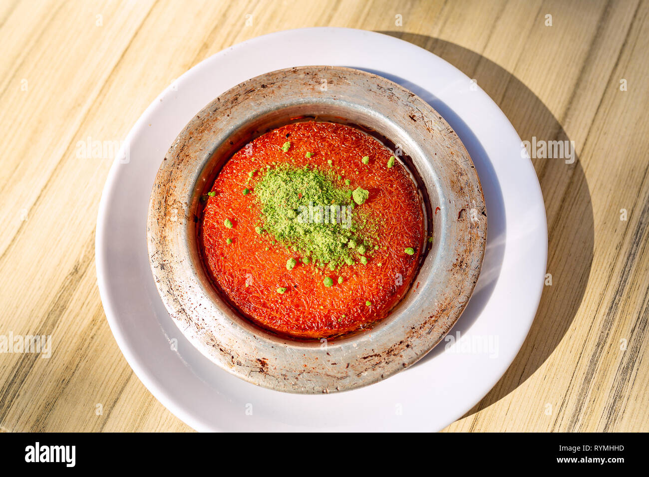 Dolce turco kunefe, kunafa, kadayif con polvere di pistacchi e formaggio servito caldo, molto dolce. Bagno turco dessert tradizionale Foto Stock