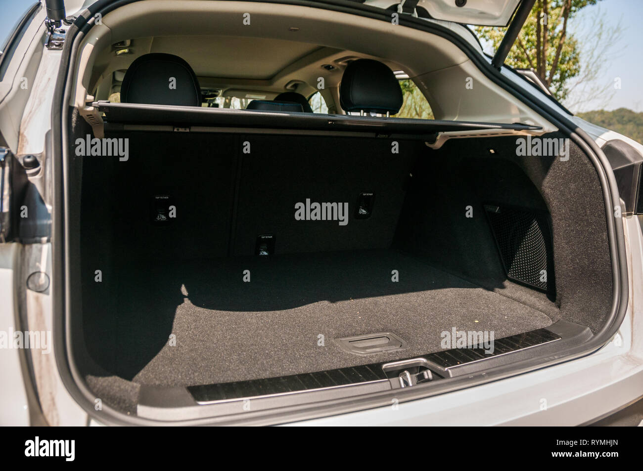 Gli scatti in interni di un Lynk & Co 01 PHEV Hyper Pro su un funzionario test drive in Hangzhou. Questa immagine mostra il boot (trunk). Foto Stock