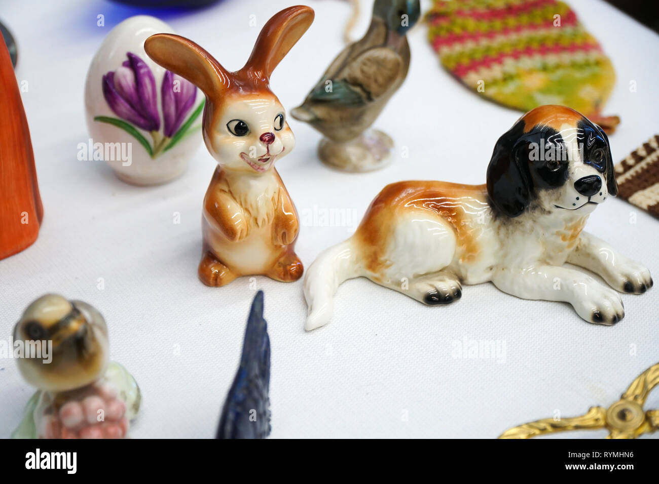 Knick knacks del coniglietto di pasqua, l uovo e il cane in un negozio Foto Stock