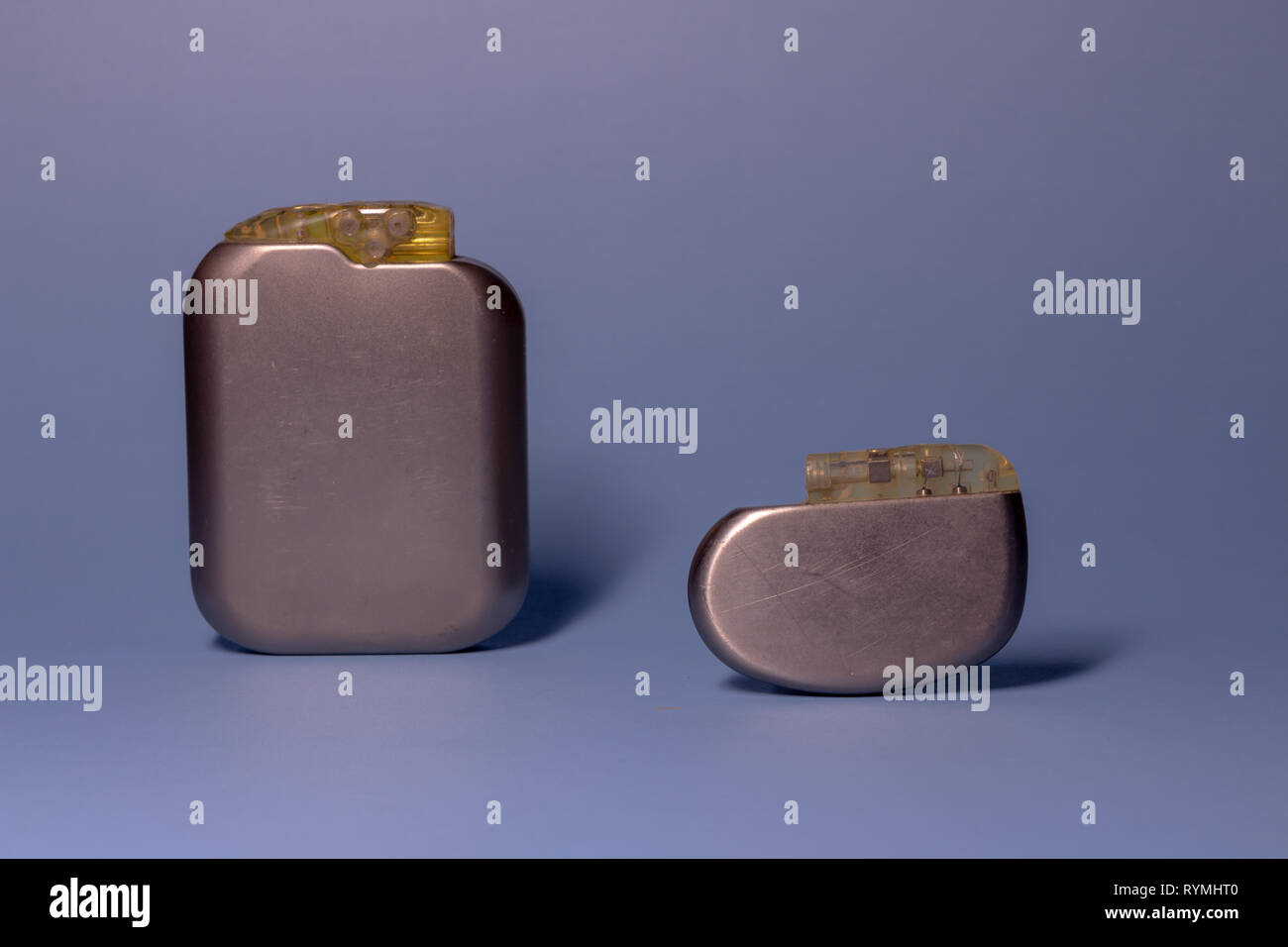 Due pacemaker vecchia raccolta su uno sfondo neutro. Dispositivi impiantabili in esseri umani. Alta tecnologia medicina. Foto Stock