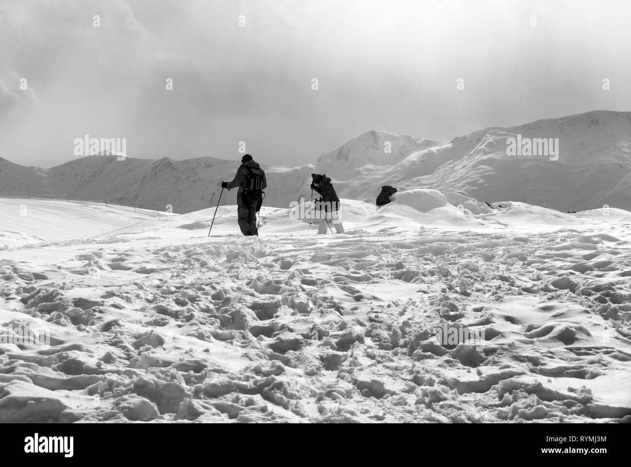 Padre e figlia su ski resort dopo la nevicata a sun giornata con cielo grigio. Caucaso innevate montagne in inverno. La Georgia, regione Gudauri. Il nero e di Pentecoste Foto Stock