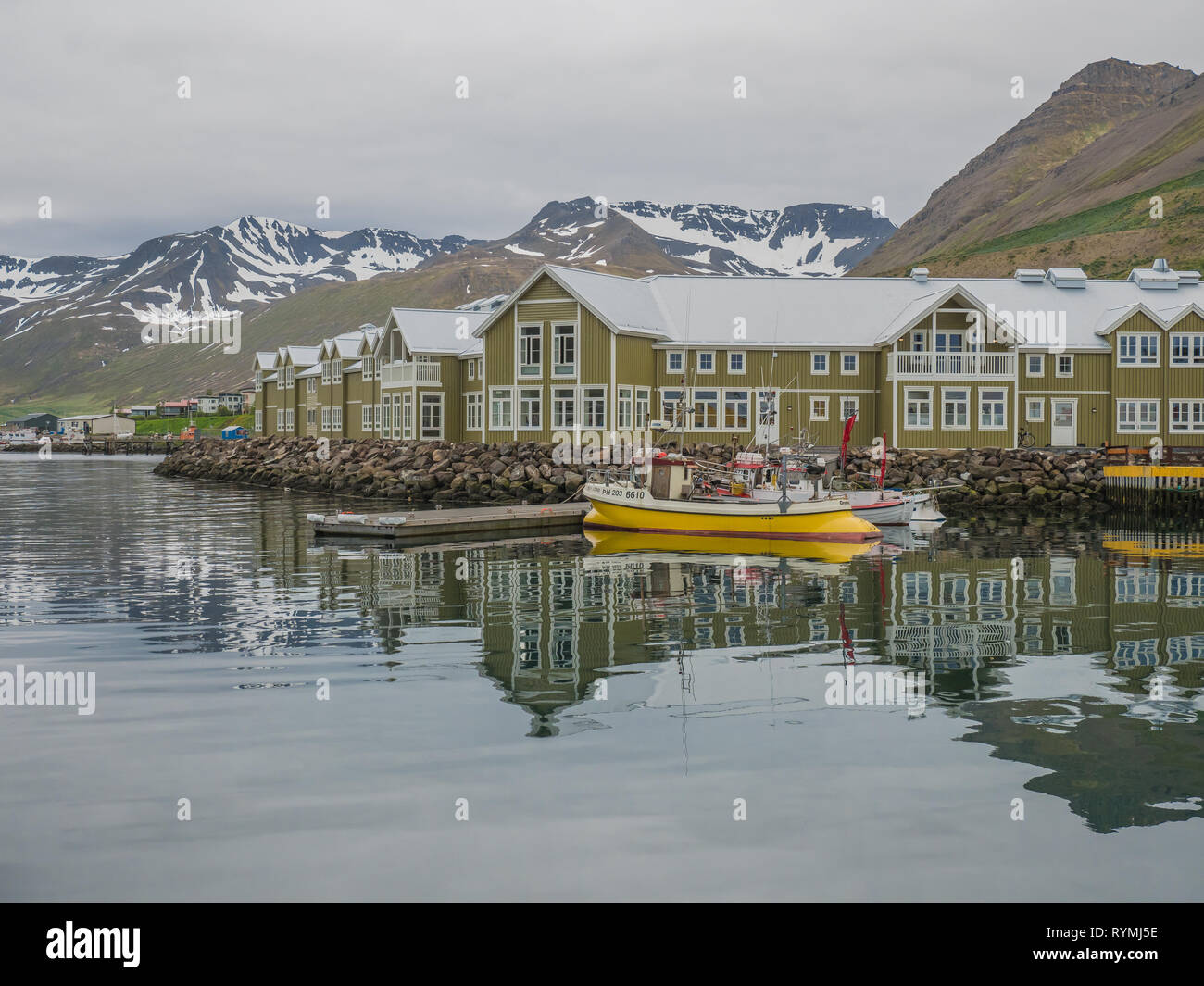Giallo e Bianco barche da pesca presso il dock al di fuori del Siglo hotel lungo il porto di Siglufjörður (Siglufjörður Affitto) Islanda Foto Stock