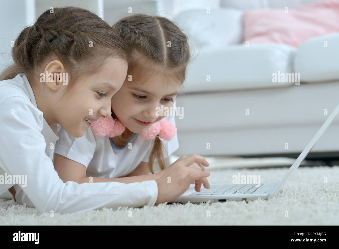 Ritratto di bambine guardando al laptop Foto Stock