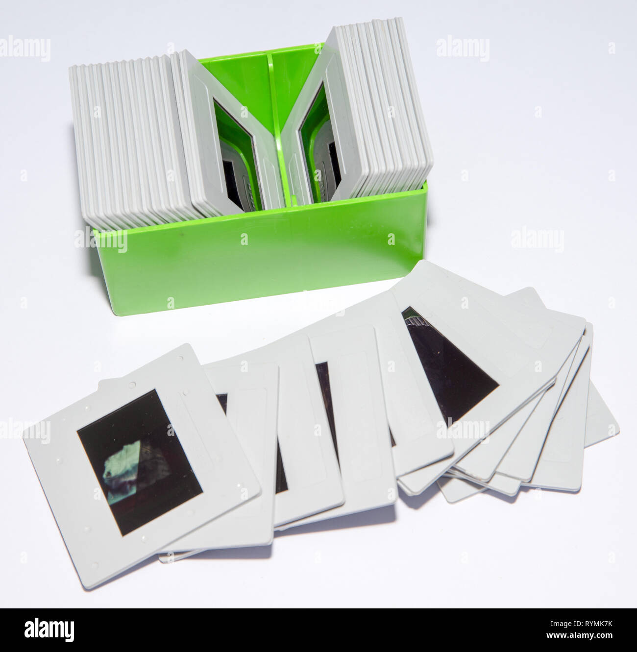 Vintage 35mm colore trasparenza scorre in plastica bianca supporti. ora obsoleta far scorrere la pellicola a colori scattate con fotocamera reflex. Ricordi creato per la famiglia. Foto Stock