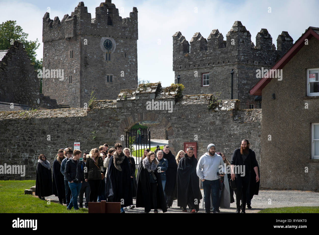 Turisti vestiti come Trono di Spade a Castle ward Northern irlanda Foto Stock