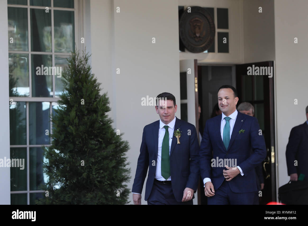 Taoiseach Leo Varadkar (destra) di lasciare la casa bianca a seguito del suo incontro con il presidente Donald Trump a Washington D.C. durante la sua visita a noi. Foto Stock