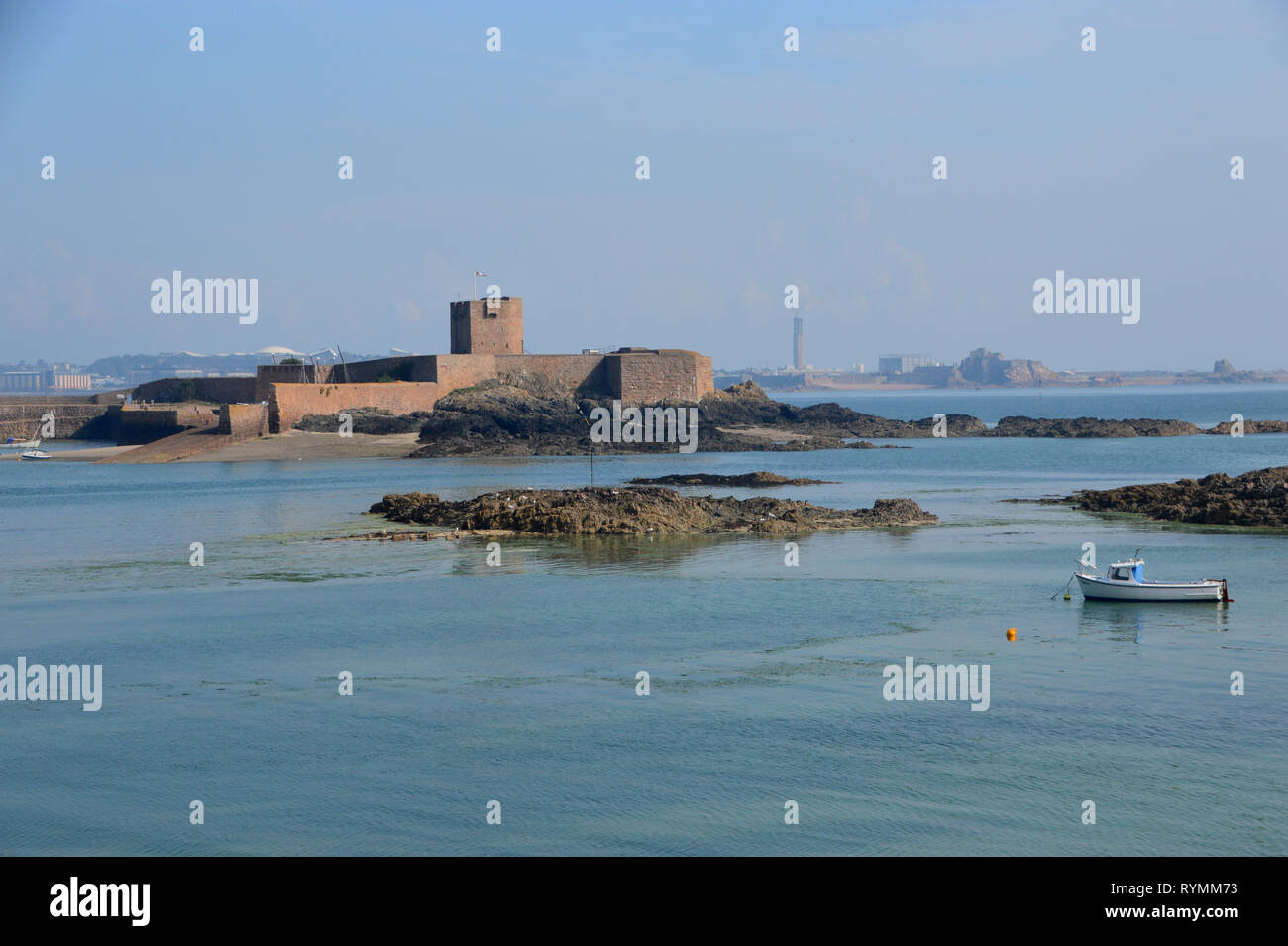 St Aubin's Fort con St Helier sull'altro lato di St Aubin's Bay sull'isola di Jersey, nelle Isole del Canale, UK. Foto Stock