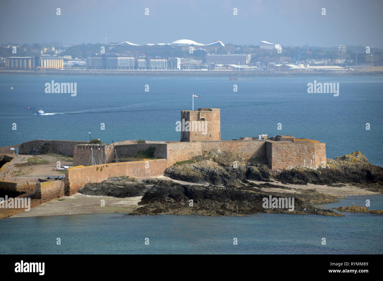 St Aubin's Fort con St Helier sull'altro lato di St Aubin's Bay sull'isola di Jersey, nelle Isole del Canale, UK. Foto Stock