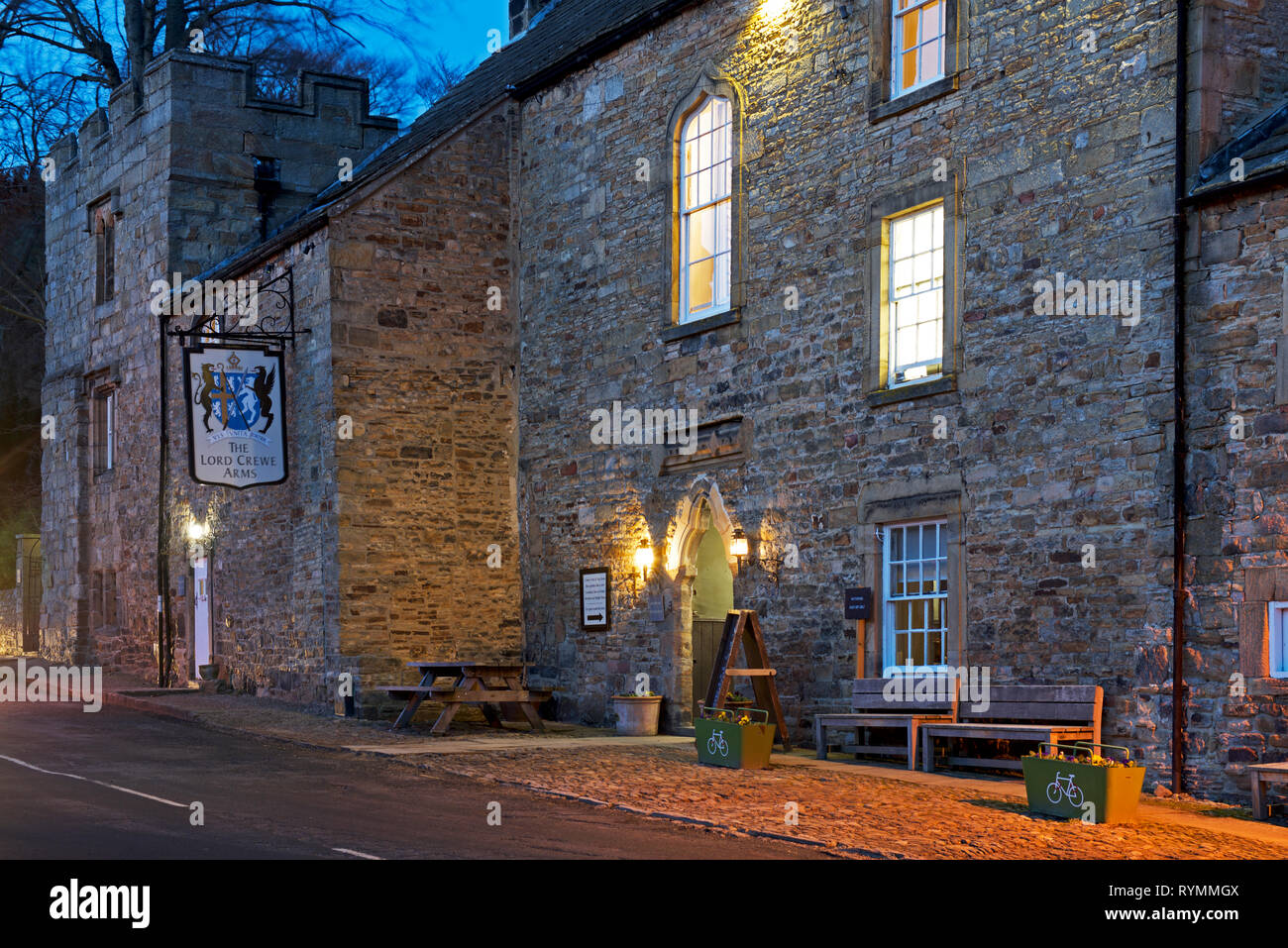 Il Signore Crewe Arms al crepuscolo, Blanchland, Northumberland, England Regno Unito Foto Stock