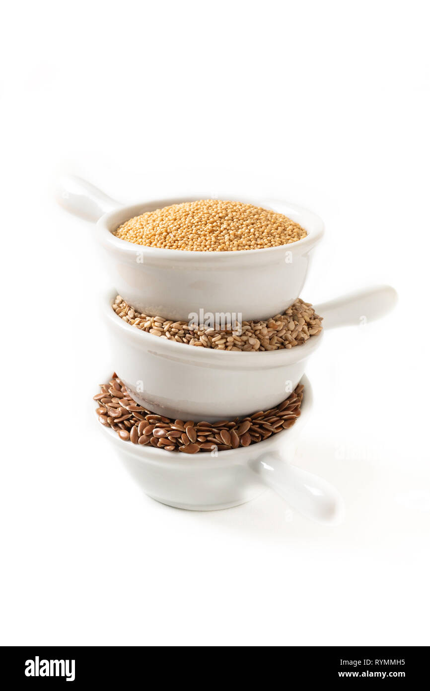 Cibo sano ingredents 3 tipo di glutine i grani di lino, amaranto e i semi di sesamo su sfondo bianco Foto Stock