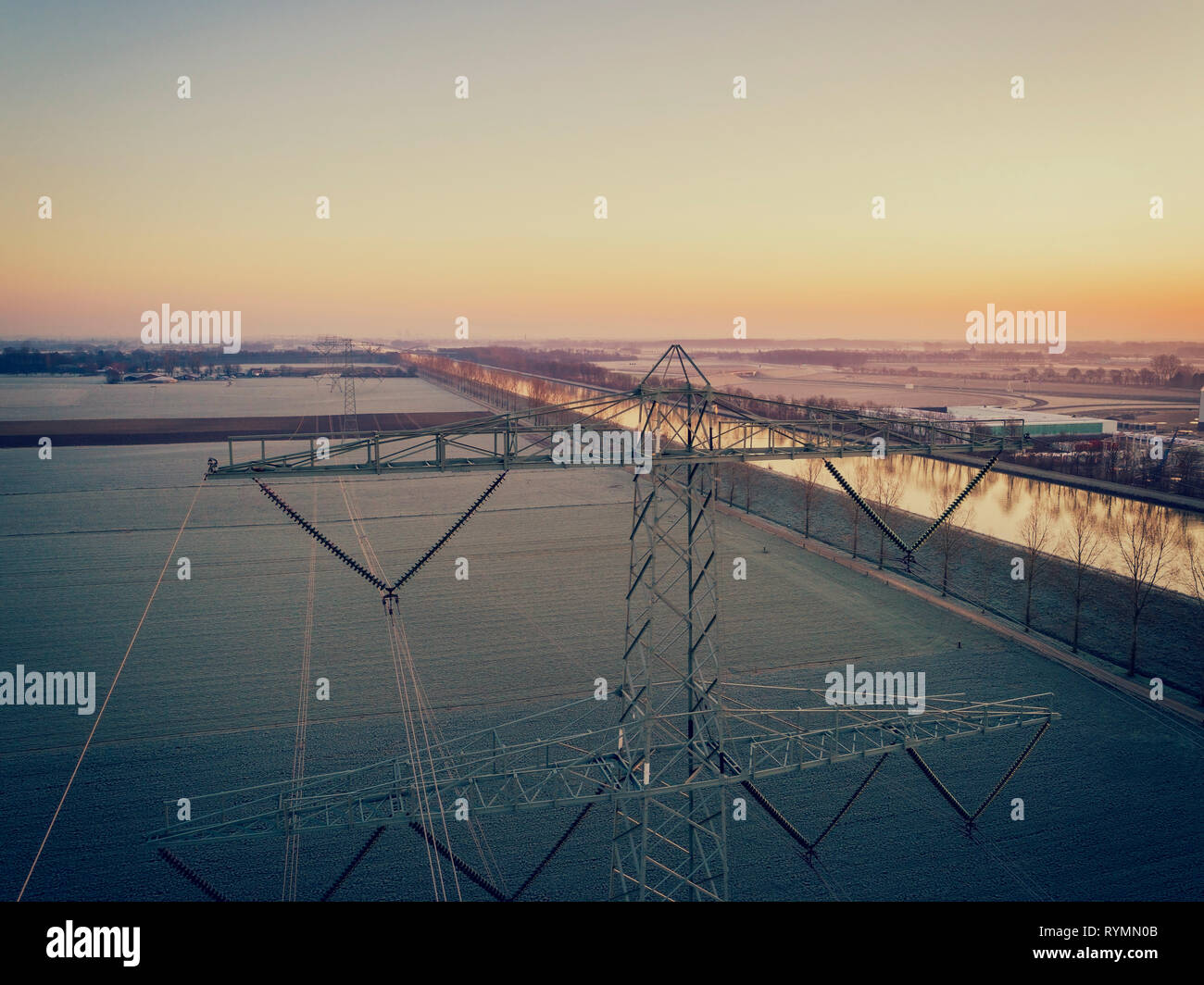 Drone shot di una torre di trasmissione dal tramonto Foto Stock