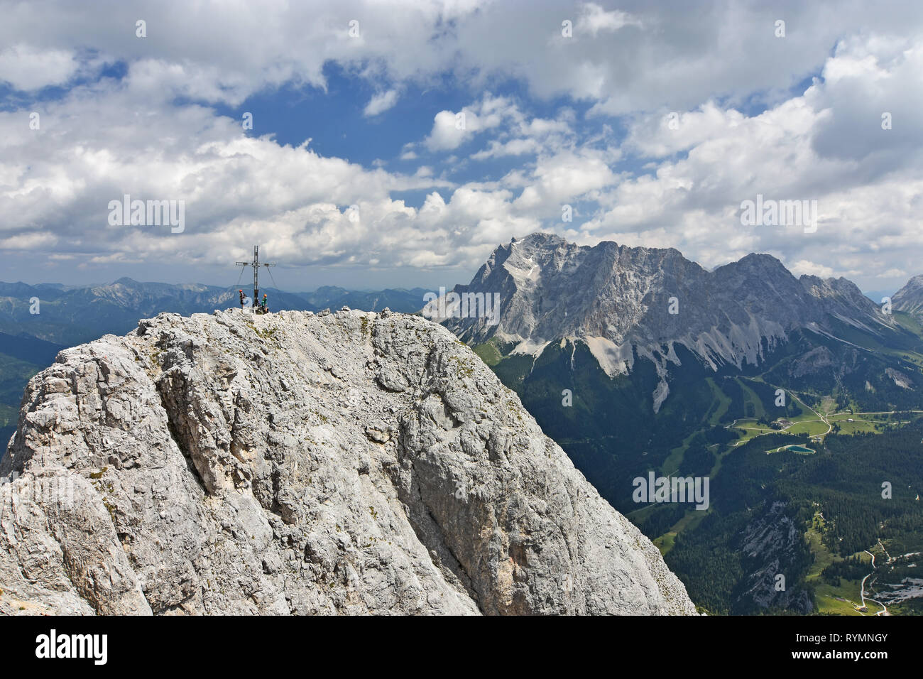 Gli alpinisti al vertice di Ehrwalder Sonnenspitze montagna vicino a Ehrwald, Tirolo, Austria. Montagna Wetterstein gamma con Zugspitze in background Foto Stock
