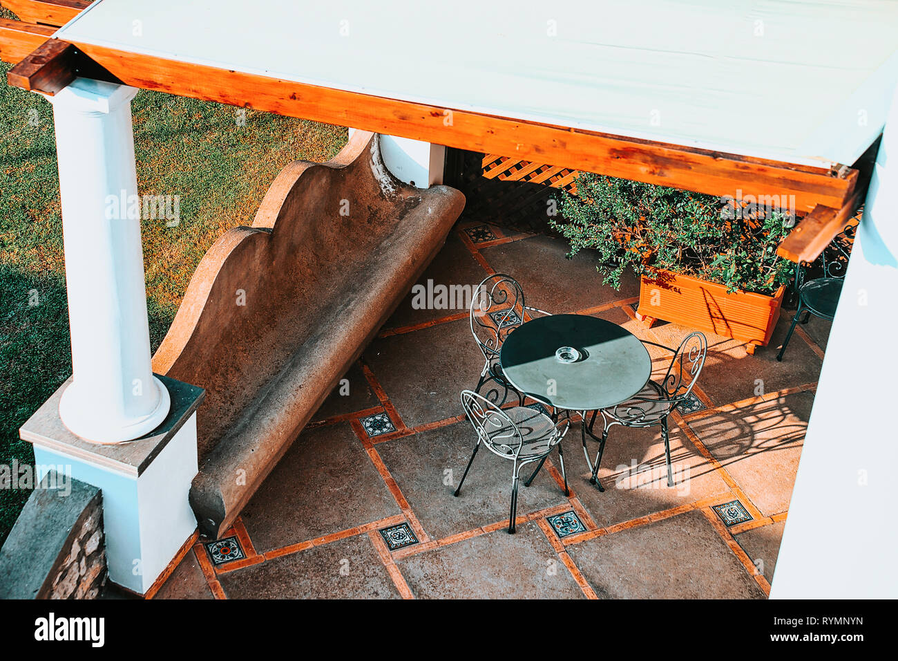 Street cafe e ristorante tavolo e sedia a Isola di Capri città in Italia a Napoli. Paesaggio con caffetteria presso la costa italiana. Anacapri in Europa. Vie Foto Stock