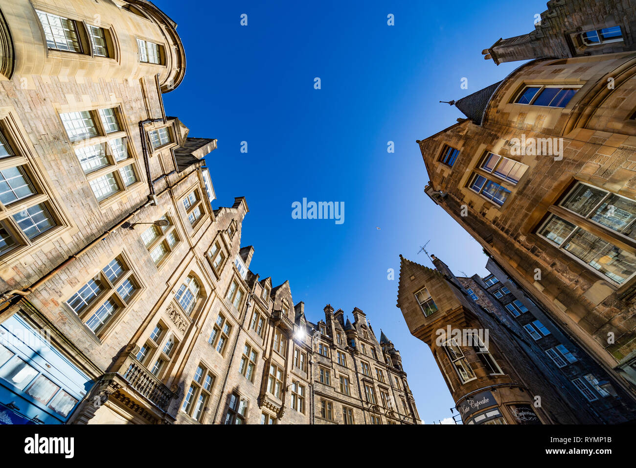 Ampio angolo di visione di edifici storici su Cockburn Street in Edinburgh New Town, Scotland, Regno Unito Foto Stock