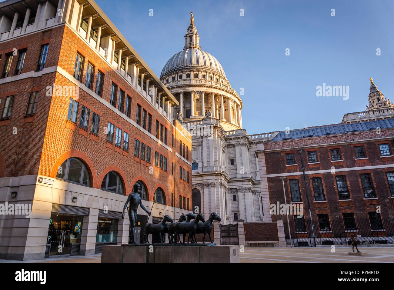 Paternoster square con il pastore e le pecore scultura da Elisabeth Frink e St Pul's Cathedral City of London, England, Regno Unito Foto Stock