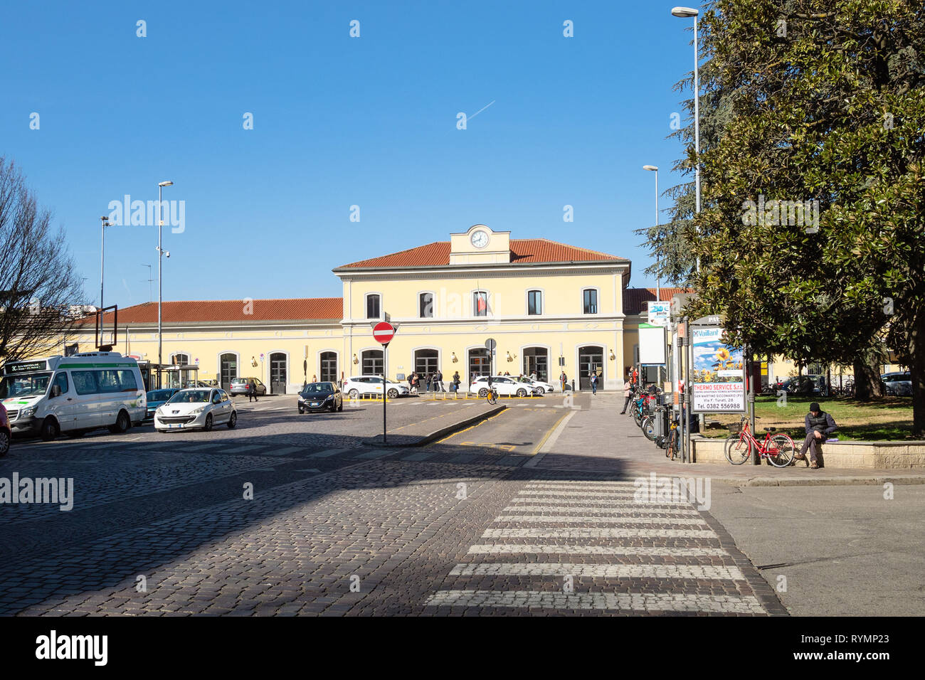 PAVIA, Italia - 22 febbraio 2019: la gente sulla piazza Piazzale della  Stazione vicino a Pavia stazione di Pavia). La stazione è stata aperta in 1  Foto stock - Alamy