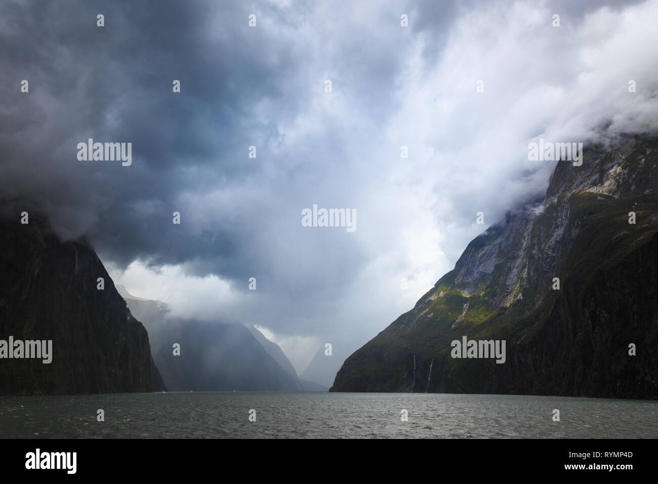 Milford Sound, Nuova Zelanda con stormy moody nuvole Foto Stock