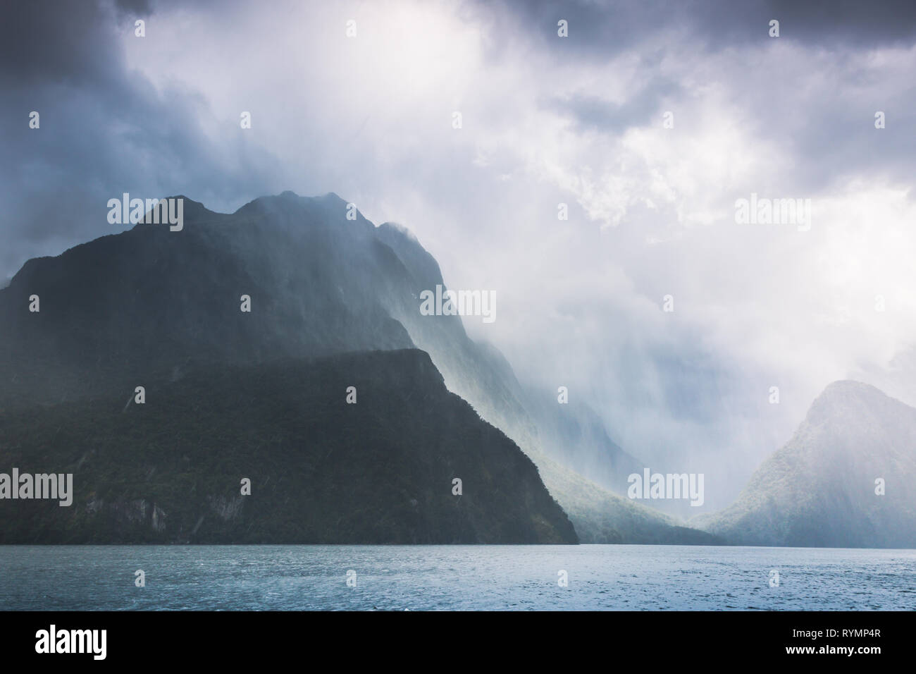 Milford Sound, Nuova Zelanda con stormy moody nuvole Foto Stock