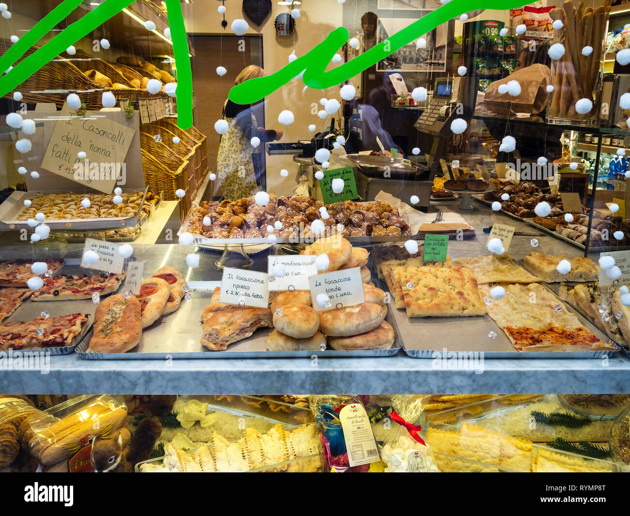 BERGAMO, Italia - 23 febbraio 2019: finestra di panetteria e di pasticceria con prodotti locali tradizionali in Città Alta (Città Alta di Bergamo città, Lomba Foto Stock