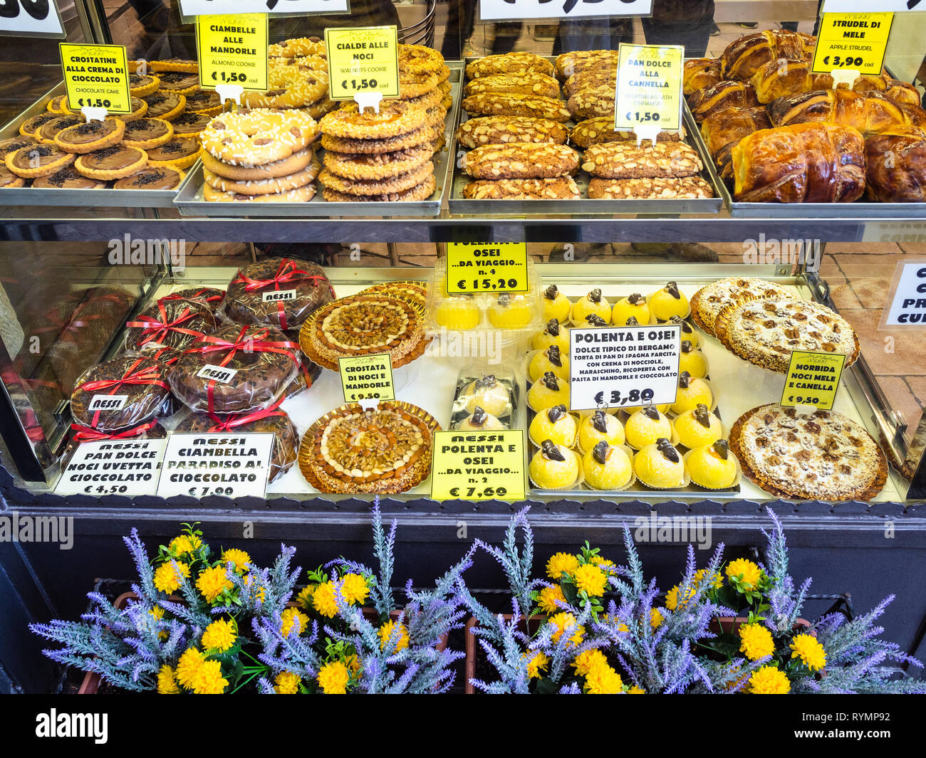 BERGAMO, Italia - 23 febbraio 2019: finestra di pasticceria con i tradizionali dolci locali tra cui la polenta e osei piatto in Città Alta (città alta) di essere Foto Stock