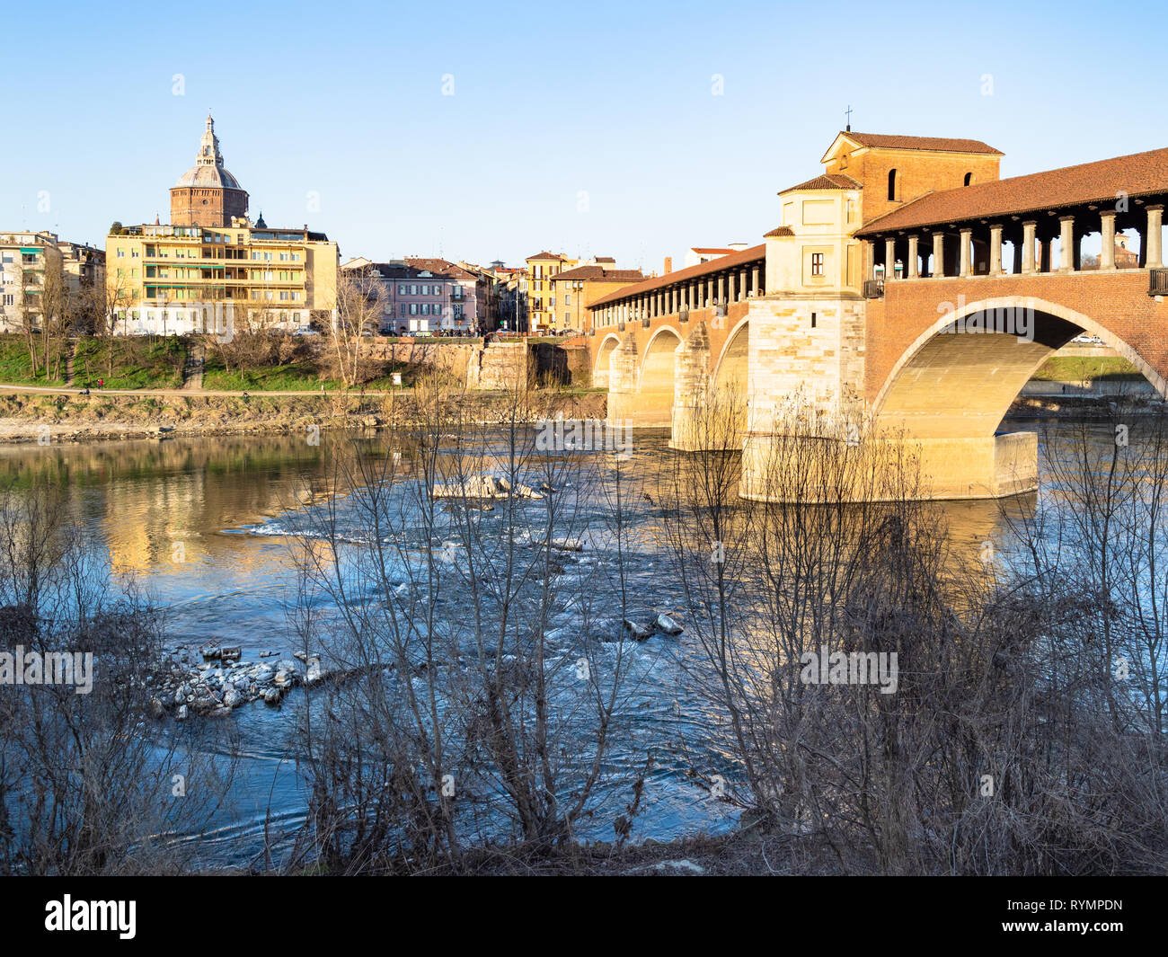 Viaggiare in Italia - Fiume Ticino con Ponte Coperto (ponte coperto, Ponte Vecchio, Ponte Vecchio) e vista della città di Pavia con il Duomo in primavera su Foto Stock