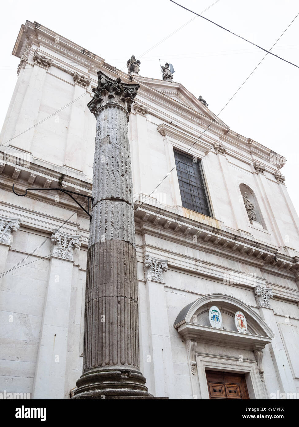 Viaggiare in Italia - Colonna e Chiesa Basilica di Sant'Alessandro in Colonna su strada Via Sant Alessandro in Città Bassa (Città Bassa) di Bergamo città, Foto Stock