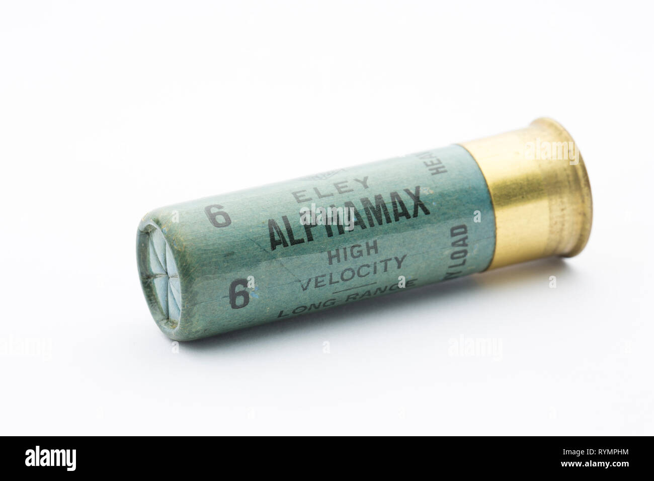 Un vecchio rivestita di carta Eley Alphamax alta velocità 16-foro, o indicatore, fucile cartuccia con una chiusura aggraffato caricato con n. 6 pallini di piombo. La raccolta di shot Foto Stock