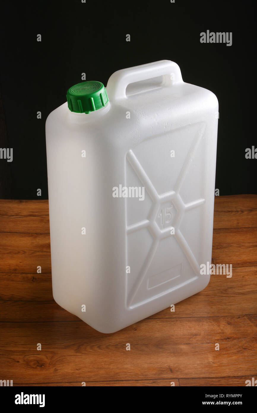 Contenitore in plastica per alimenti sul tavolo di legno su sfondo nero - primo piano Foto Stock