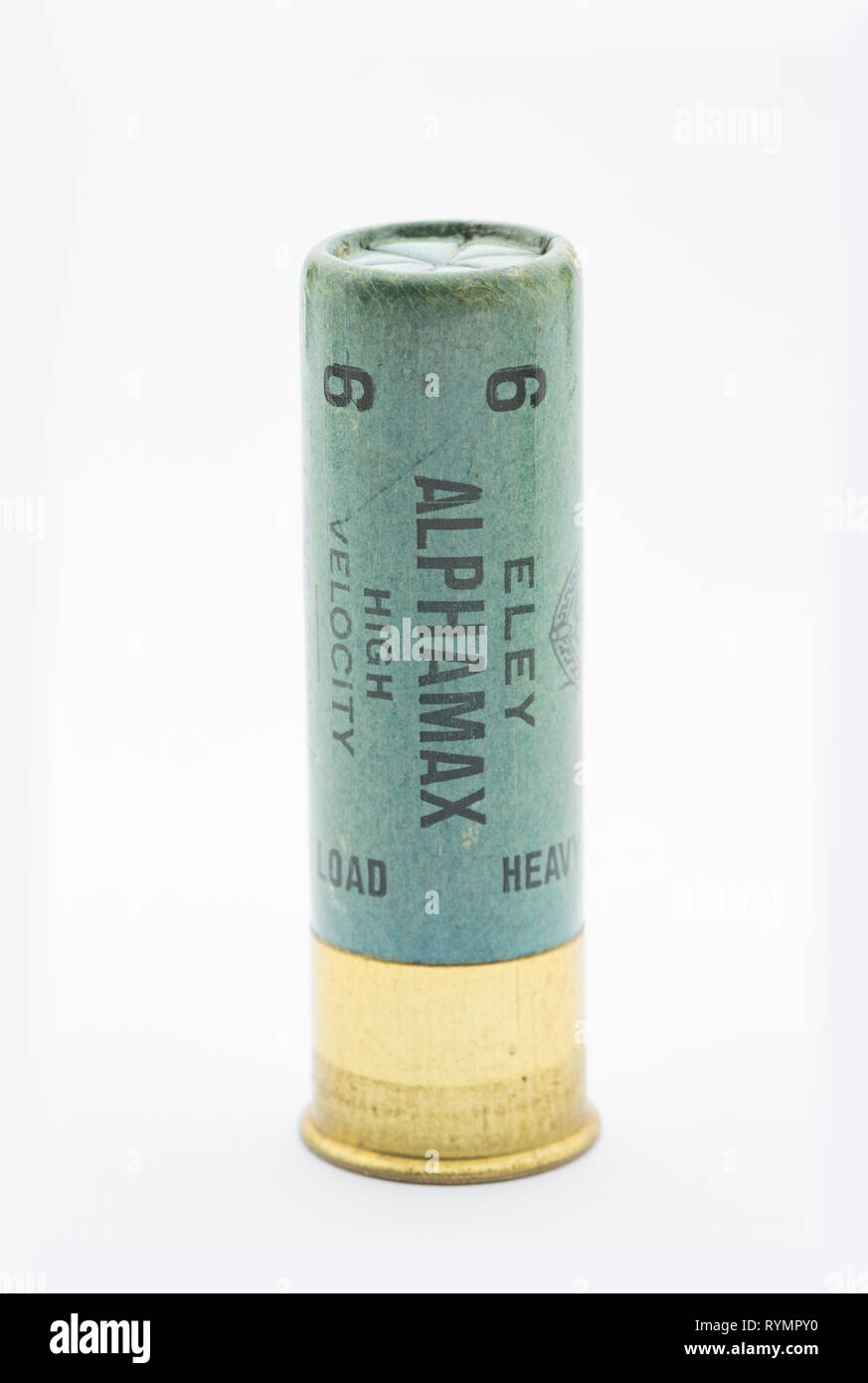 Un vecchio rivestita di carta Eley Alphamax alta velocità 16-foro, o indicatore, fucile cartuccia con una chiusura aggraffato caricato con n. 6 pallini di piombo. La raccolta di shot Foto Stock