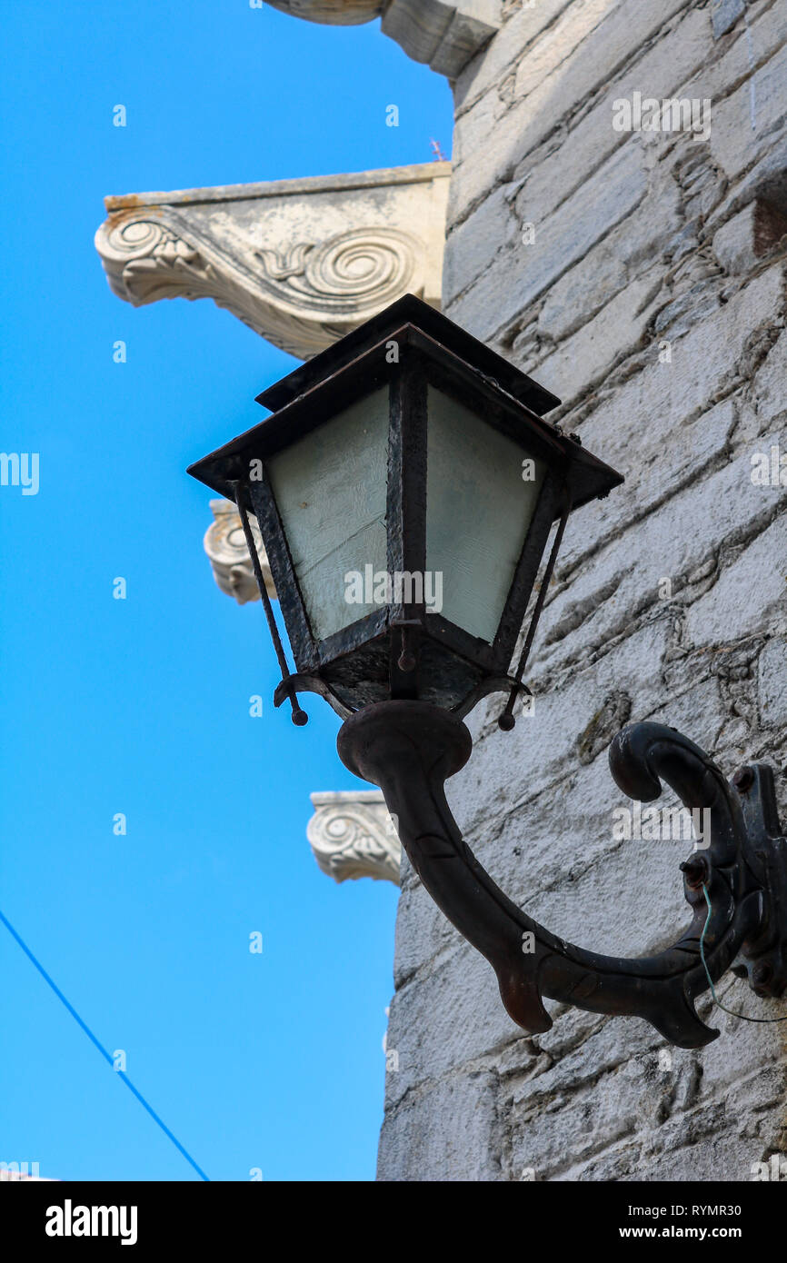 Una lanterna appesa su un vecchio muro di pietra sull'isola cicladica di Paros Grecia Foto Stock