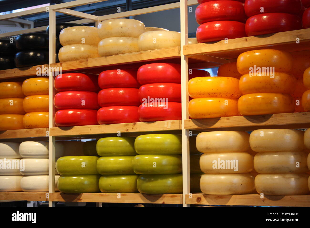 Molte forme diverse di colorate formaggio Olandese impilati su ripiani  ordinata. prodotto culinario tipico di Amsterdam Foto stock - Alamy