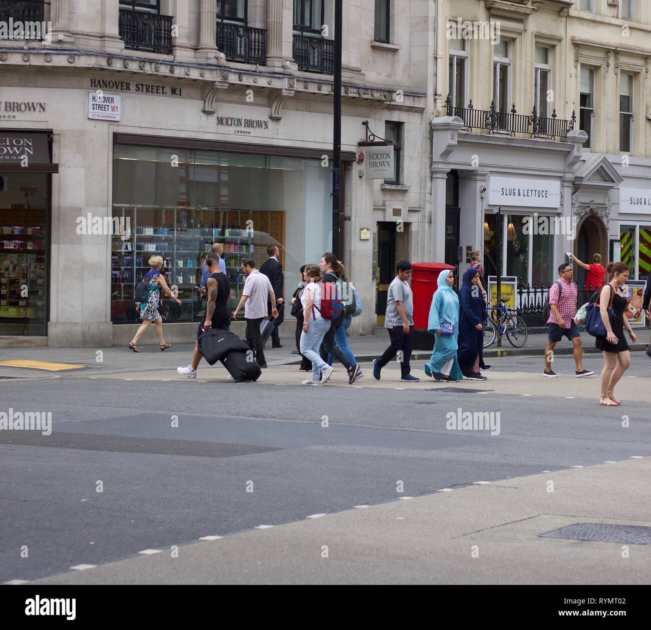 Gruppo diversificato di pedoni che attraversano la London street Foto Stock