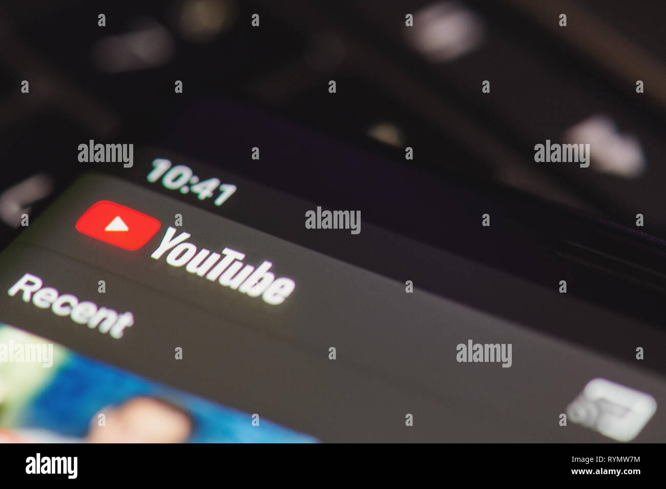New york, Stati Uniti d'America - 14 marzo 2019: l'app Youtube menu con i video più recenti sulla schermata dello smartphone Foto Stock