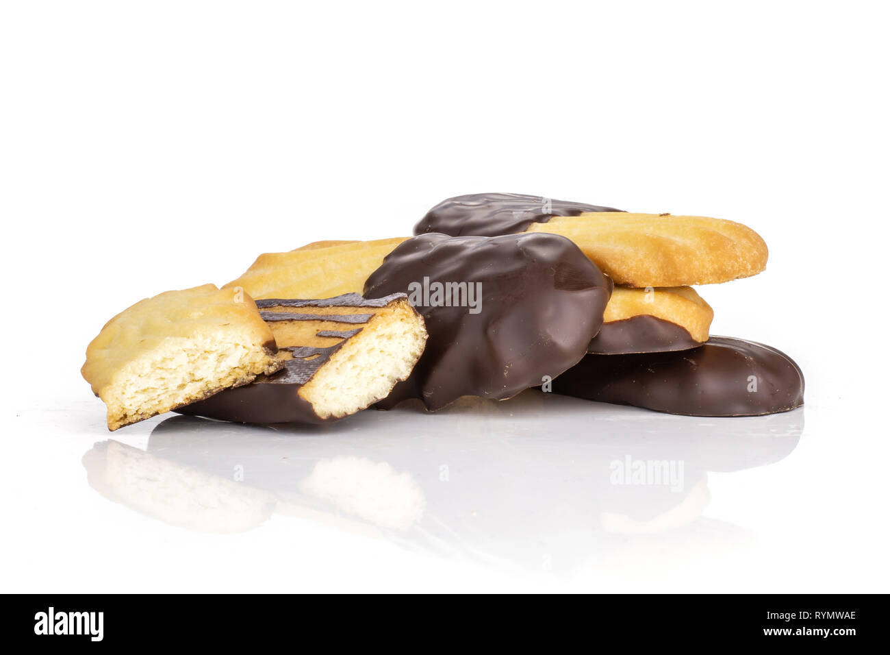 Gruppo di lotto intero di due pezzi di cotto cookie pigro di cioccolato isolato su sfondo bianco Foto Stock