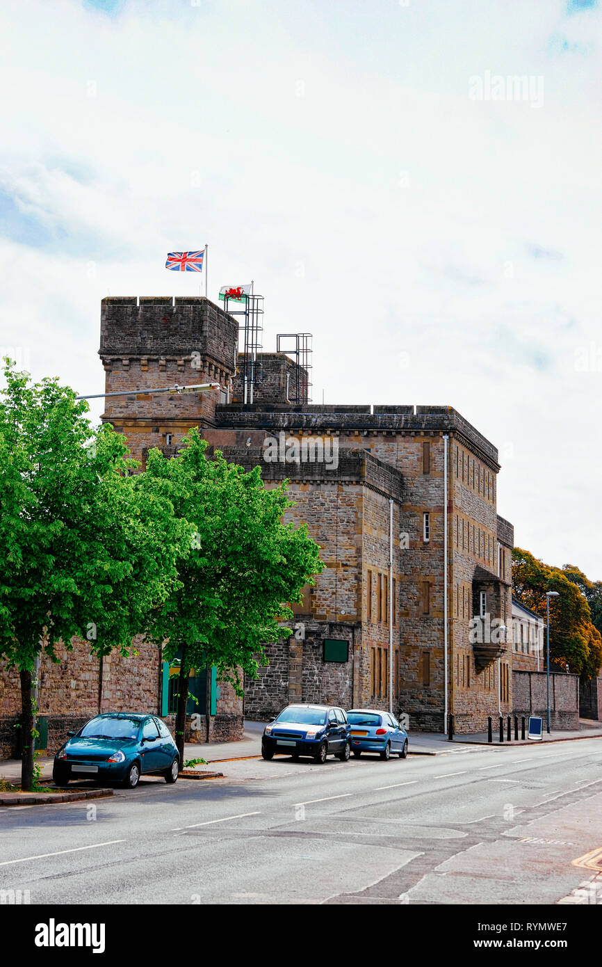 Vetture su Strada al Castello di Cardiff con bandiere nel Regno Unito. Foto Stock