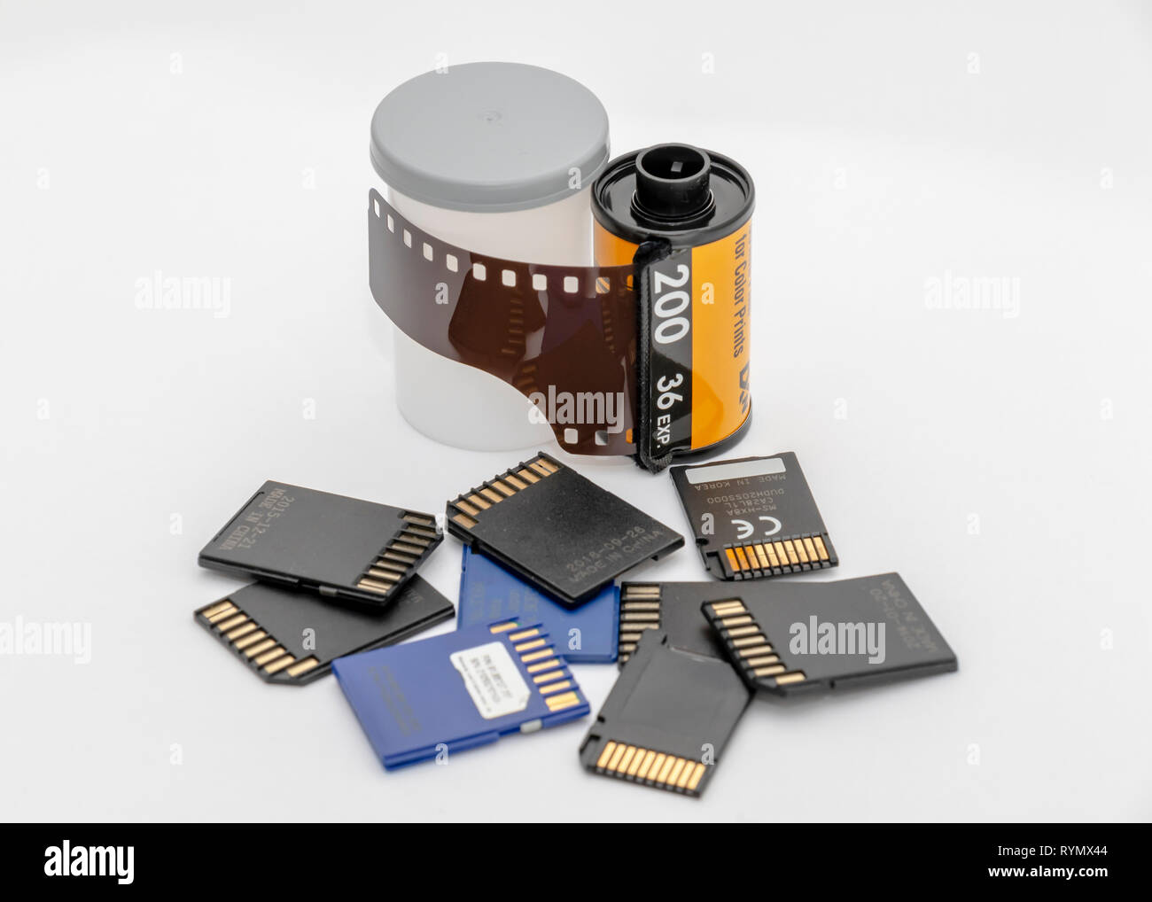 La fotografia di film e contenitori e schede memoria digitali isolati su sfondo bianco Foto Stock