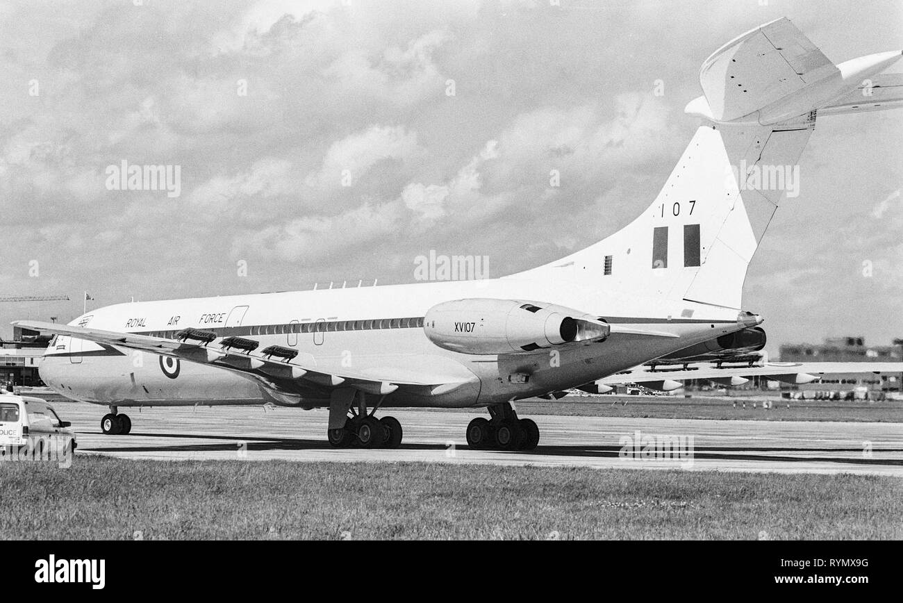 Un RAF VC 10 aeromobile utilizzato per il trasporto del Primo ministro Margaret Thatcher su visite ufficiali. Il velivolo è equipaggiato di un anti cerca di calore missile pod sotto il motore. Foto Stock