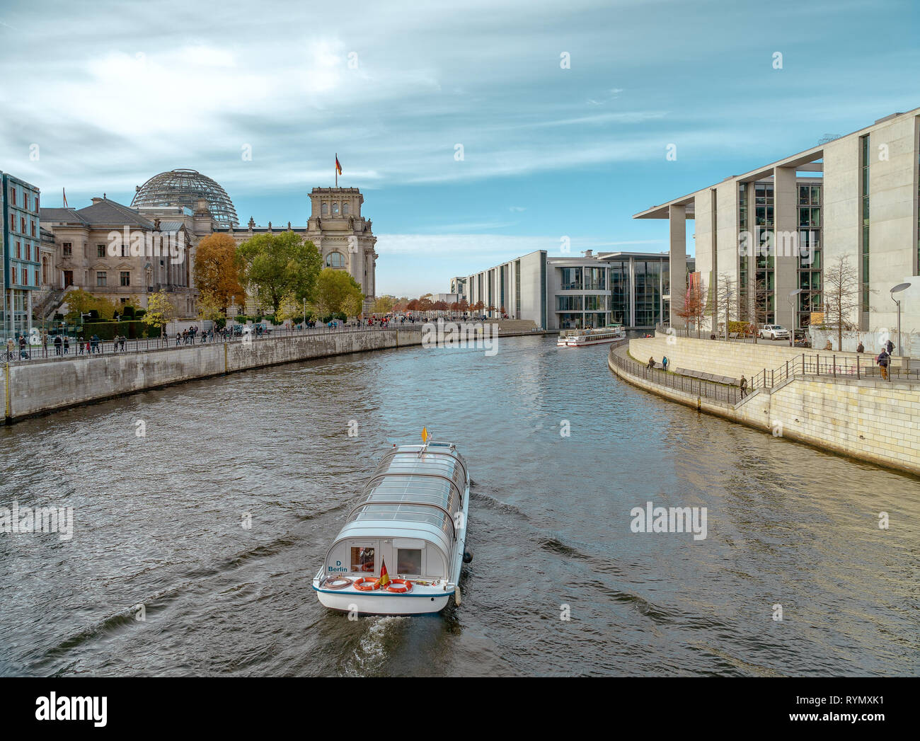 La città di Berlino in una bella giornata sulla Sprea, splendida architettura e un grande tim di posizione per visitare. Foto Stock