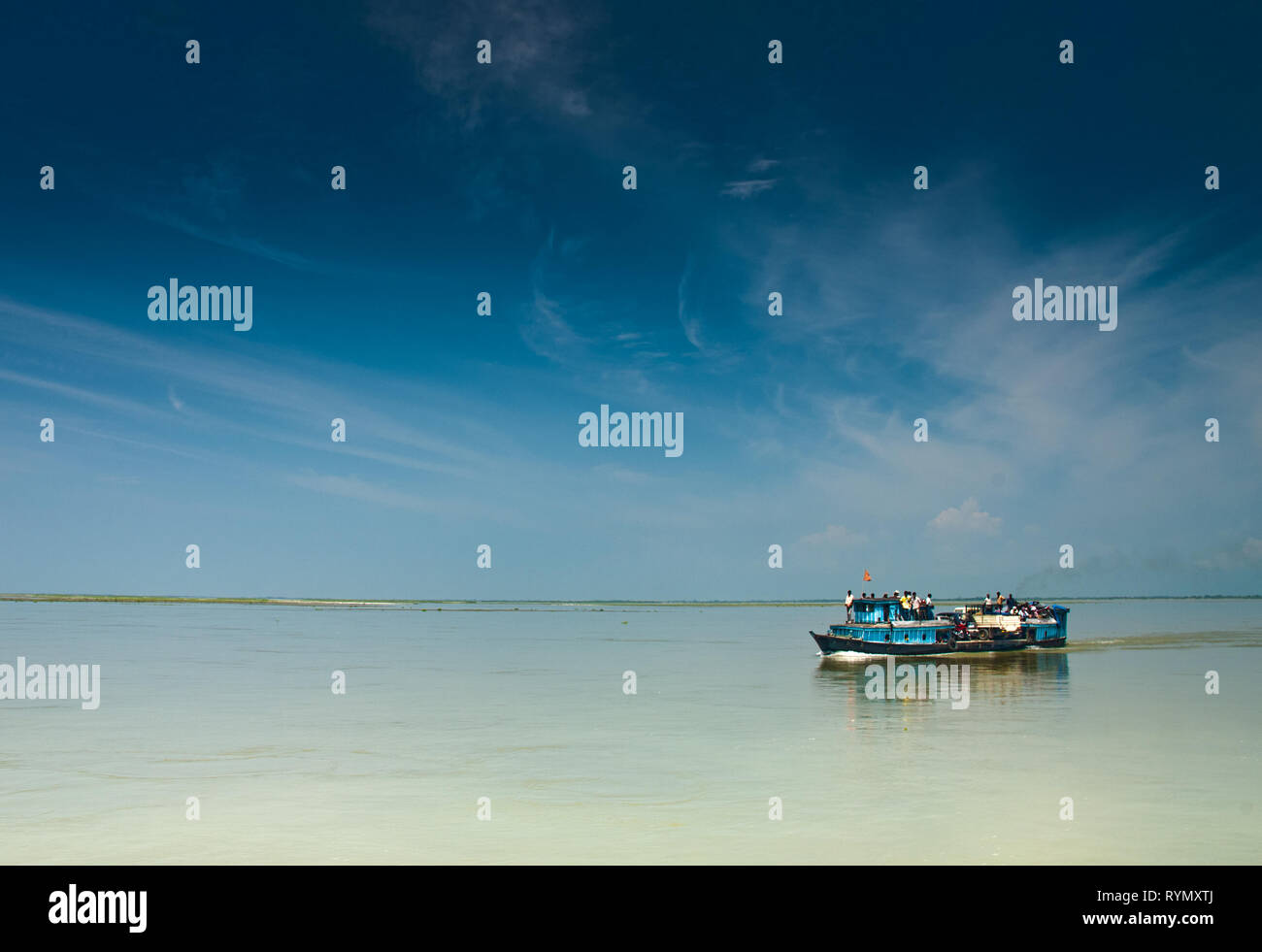Trasportation Traghetto trasporto persone e vehicals al fiume Brahmaputra Assam India Foto Stock