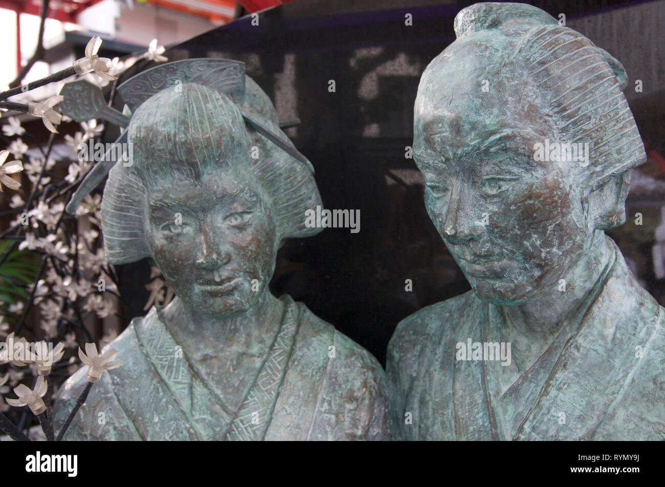 OSAKA, Giappone - 22 settembre 2018 : Ritratto di Ohatsu e Tokubei statua presso il Tempio Tsuyoten (Ohatsu Tenjin Santuario) Foto Stock